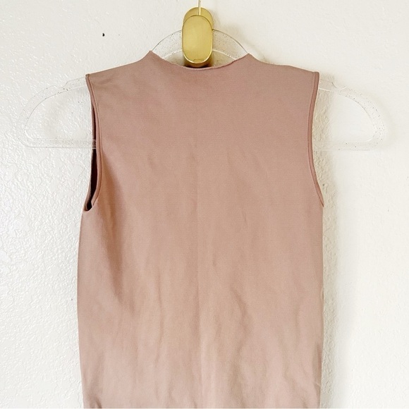 NEW Skims ESSENTIAL CREW NECK SLEEVELESS BODYSUIT size small medium - Picture 7 of 11